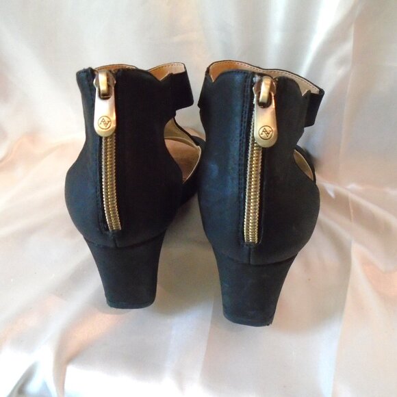 EUC💥AWESOME ADRIENNE VITTADINI BLACK STRAPPY WEDGE SHOES BACK ZIP ~ SIZE 9.5 - Picture 5 of 8